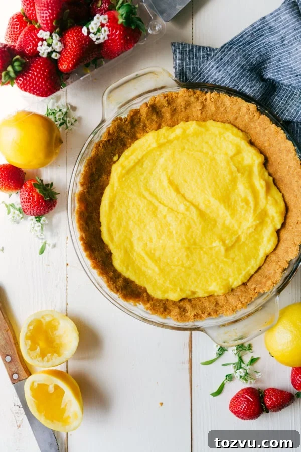 Lemon filling with strawberries and lemons Lemon filling in the pie with fresh strawberries and lemons on the side.