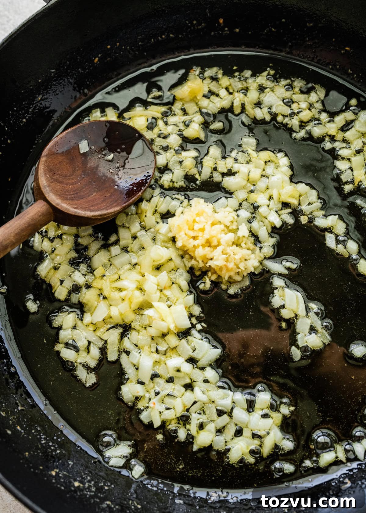 How to Make Mushroom Gravy from Scratch 5 Fry the onions in the pan with oil.